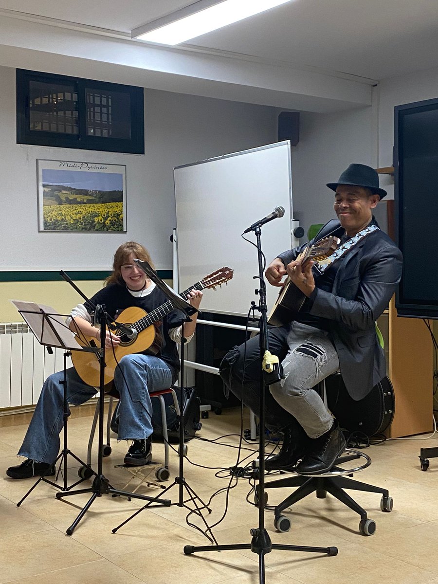 alcalaidiomas's tweet photo. Una alumna de #portugués estuvo acompañando a la guitarra a Edmundo Santos y cantaron La Chica de Ipanema #concierto luso-brasileño en al EOI https://t.co/Ajsk21Dhw8