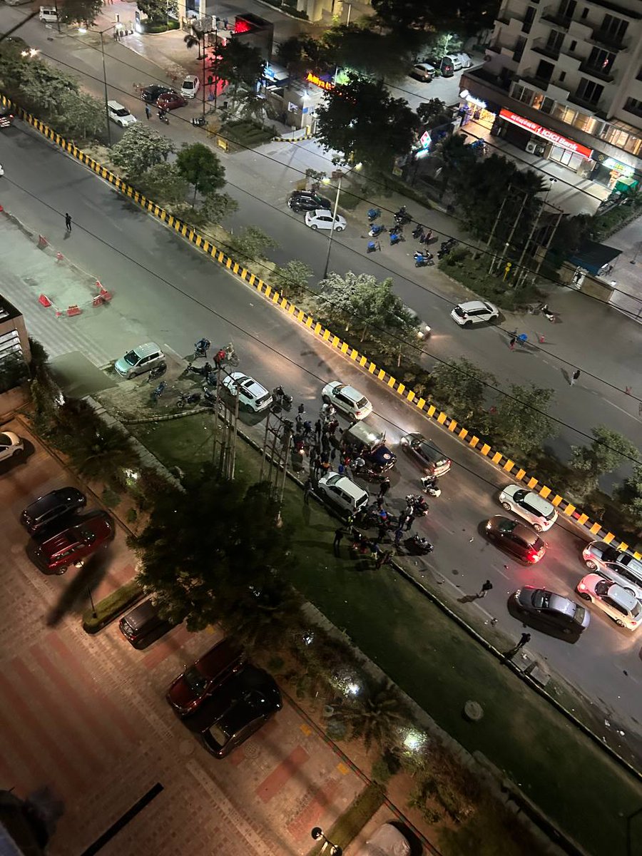 AbhinavParry's tweet photo. Serious #RoadAccident on Sector 78 main road, where an over speeding car hit a biker &amp; fled. Biker injured seriously. @CeoNoida @noida_authority @dmgbnagar hightime tht atleast 2 speed breakers be put on this road in front of Amrapali princely estate &amp; Sethi MaxRoyal. #roadsafety https://t.co/1LEaoJyBUB