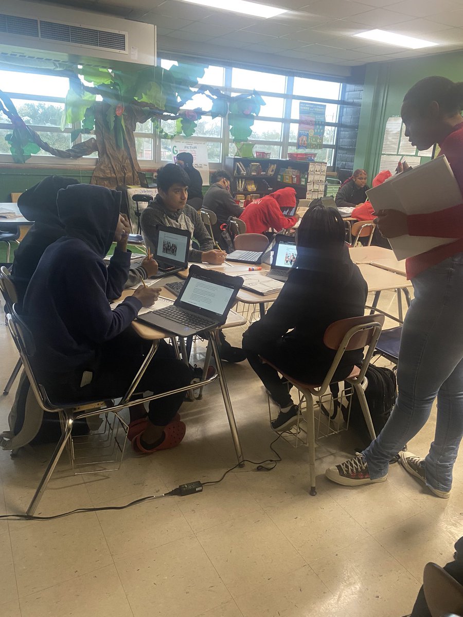 StellyMs's tweet photo. I love how Ms. Wooten aggressively monitors her students! Thank you for being an awesome teacher!!! #BeARTrageous #WeareKey @KeyMS_Cougars @MurchisonMrs https://t.co/e3LSyuMBJo
