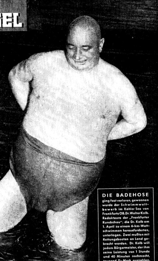 1949: Der Oberbürgermeister von Frankfurt, Dr. Walter Kolb (SPD), besiegt zehn Journalisten der <a href="/fr/">FrankfurterRundschau</a>, die ihn leichtsinnigerweise zu einem Wettschwimmen herausgefordert hatten. Obwohl er unterwegs fast seine Badehose verliert, braucht er für die 6km lange Strecke nur 1:40h.