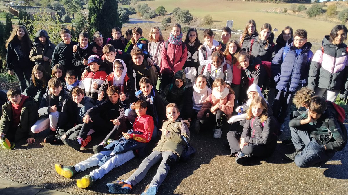 InsJaumeHuguet's tweet photo. Avui els alumnes de 1r d'ESO que són a Àger s'han llevat a les 8 i després d'esmorzar han fet una excursió de descoberta de l'entorn fins arribar a dalt del cim del Puig. Han fet gana per anar a dinar. (Més fotos a IG)
#ProjectesJH
#TreballPerProjectes
➡️https://t.co/QmXd3BmC00 https://t.co/bo0cpIGYaz