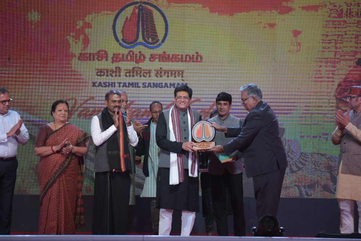 DrLMurugan's tweet photo. It's an immense pleasure to participate in the #TextileConclave at the #KashiTamilSangamam, along with Union Minister Shri.@PiyushGoyal Ji and MoS Smt.@DarshanaJardosh Ji today!
#VanakkamKashi https://t.co/PpwzRwPfq3