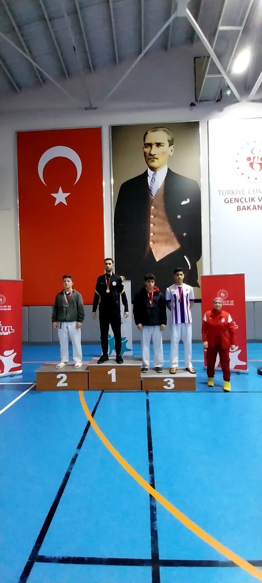 ErsinSehit's tweet photo. Okulumuz öğrencilerinden Ömer Faruk Karlıdağ Ankara il Karate kumite müsabakalarını 2. olarak tamamlayıp grup müsabakalarına katılmaya hak kazanmıştır. Öğrencimizi tebrik ederiz. https://t.co/ko64Lbj237