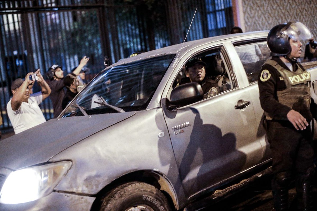 WaykaPeru's tweet photo. #Lima | El día lunes 12 de diciembre, un ciudadano fue detenido y trasladado en una camioneta con placa pintada. En estas jornadas de protesta, la Policía ha reprimido las protestas con violencia y detiene personas arbitrariamente. https://t.co/gC9X5zSYdo