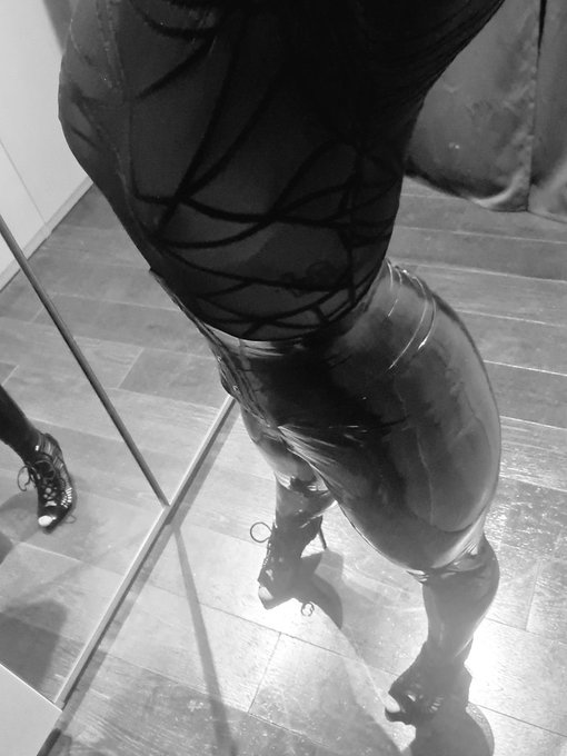 A blurry mirrorselfie let you guess what will happen next. This ass needs a comfortable seat now.
#latex