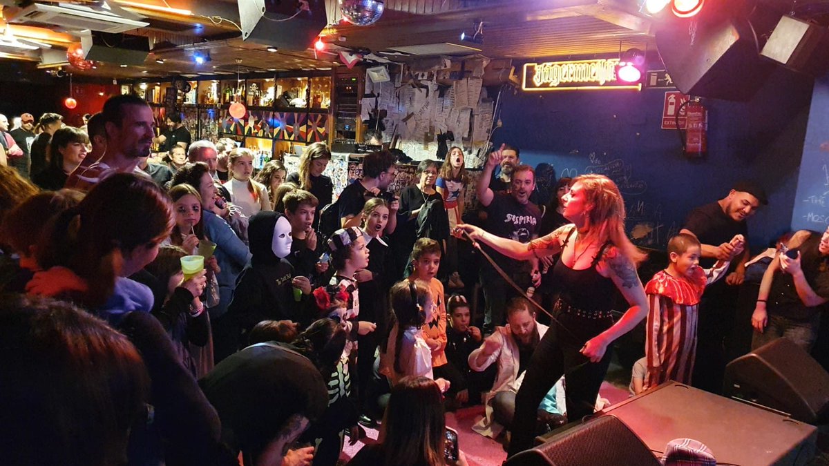 Por cierto, aquí dejamos estas imágenes de nuestro paso por #menudofest , donde tocamos para nuestro público más exigente y molón 💖 El futuro del Rock N' Roll está a salvo con estos peques 💪✨