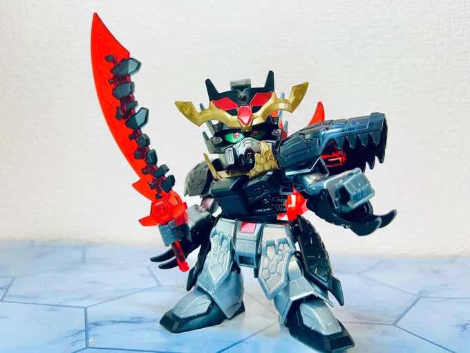 #最近作ったもの SD三国創傑伝董卓プロヴィデンスガンダム相手役として購入。ピンポイントで赤いパーツが使われてるのが意外なほど見劣りしない。顔の感じとサイズが昔買った鉄機武者をなんとなく思い出します。#ガンプラ #SDガンダム 