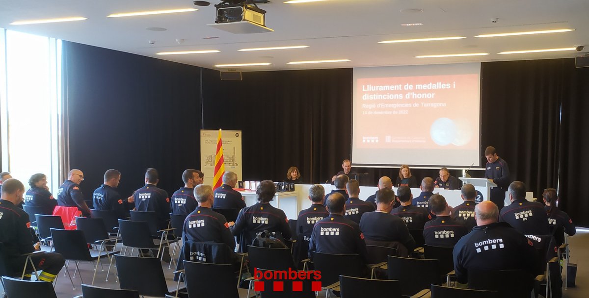 bomberscat's tweet photo. 👏 Aquest matí, a Reus, hem lliurat les #MedallesBomberscat22 als bombers/es de la #RETarragona.  
Atorguem reconeixements per la trajectòria professional al cos #bomberscat i medalles de bronze i argent pels 20 i 25 anys de servei durant 2020-21. 

MOLTES FELICITATS! 🚒 https://t.co/IeAwb3ZD14