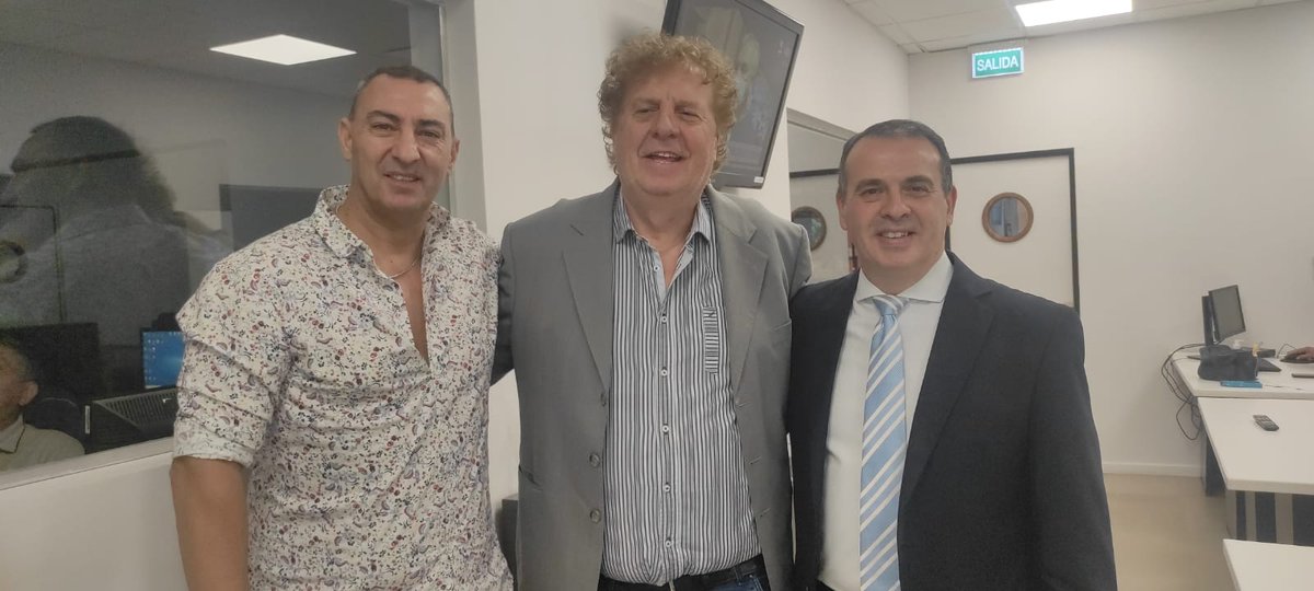 fuerzaauriazul2's tweet photo. Hoy nuestro Candidato a Presidente: Mario Coqui Moretti,@OkCoqui estuvo en @MExpressRosario en @SomosRosarioOK   junto a nuestro candidato a Secretario General: Fernando Cirimele @FCIRIMELE. Muchas Gracias Gabriel Maldonado por la nota. https://t.co/TwiKnJ7tpO