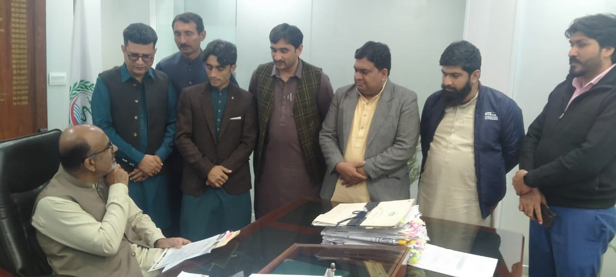 acp_punjab's tweet photo. ایسوسی ایشن آف کمپیوٹر پروفیشنلز پنجاب کے صوبائی صدر فیصل نزیر کی قیادت میں کمپیوٹر آپریٹرز کے وفد کی ڈائریکٹر جنرل ہیلتھ سروسز پنجاب ڈاکٹر محمد الیاس گوندل صاحب کو ڈی جی ہیلتھ تعینات ہونے پر مبارکباد دی اور ایسوسی ایشن کی طرف سے اعزازی شیلڈ پیش کی گئی اور نیک تمناؤں کا اظہار کیا https://t.co/Rn2nWQiEJn