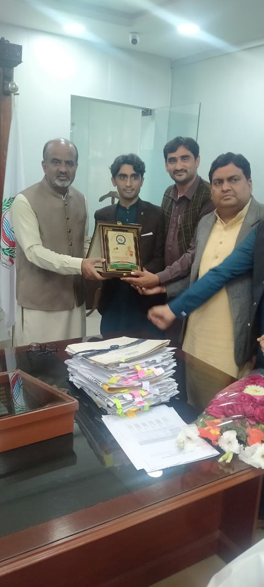 acp_punjab's tweet photo. ایسوسی ایشن آف کمپیوٹر پروفیشنلز پنجاب کے صوبائی صدر فیصل نزیر کی قیادت میں کمپیوٹر آپریٹرز کے وفد کی ڈائریکٹر جنرل ہیلتھ سروسز پنجاب ڈاکٹر محمد الیاس گوندل صاحب کو ڈی جی ہیلتھ تعینات ہونے پر مبارکباد دی اور ایسوسی ایشن کی طرف سے اعزازی شیلڈ پیش کی گئی اور نیک تمناؤں کا اظہار کیا https://t.co/Rn2nWQiEJn