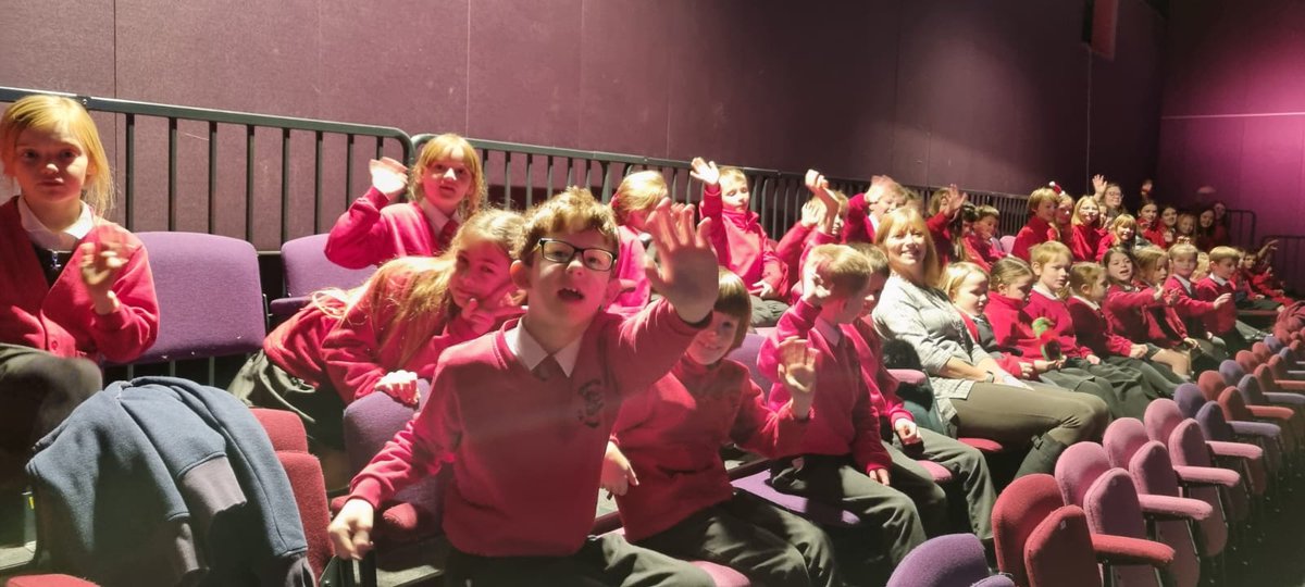 CrowtonPrimary's tweet photo. We had a great time at the Jack and the Beanstalk panto yesterday. Oh yes we did! https://t.co/WODYU5ypYw