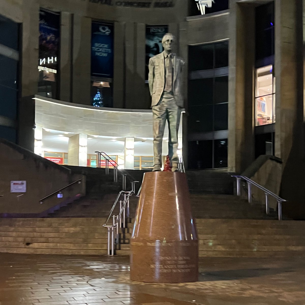DanielPhotogra4's tweet photo. Glasgow does have so many historical statues, here I was able to capture two of the most well known statues in the city, left: is the statute of the late Donald Dewar, which was commissioned by the prime minister in 2002. Right: is a statute of Winchers Statue! #photography https://t.co/mm42o4Z9U8
