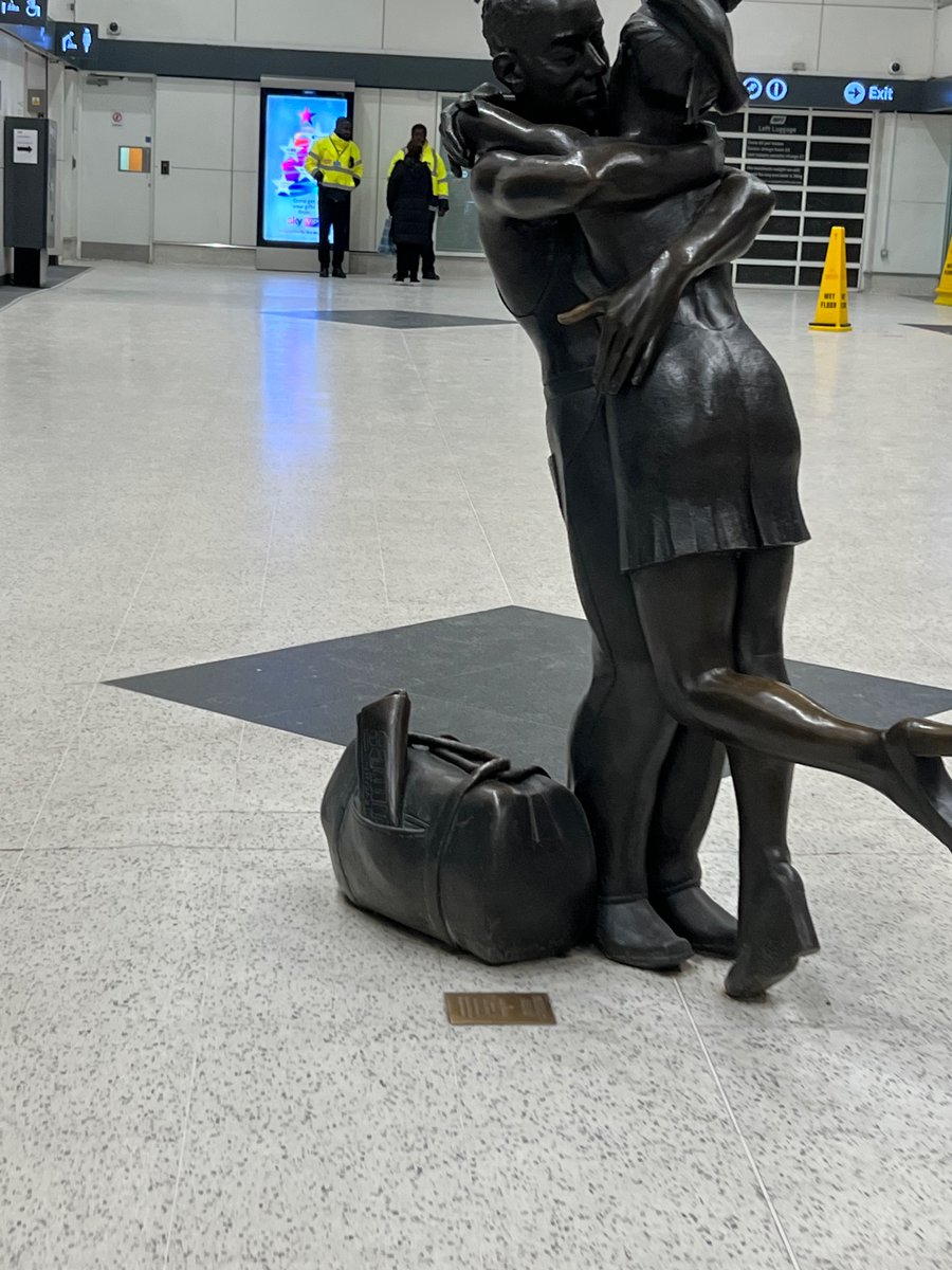 DanielPhotogra4's tweet photo. Glasgow does have so many historical statues, here I was able to capture two of the most well known statues in the city, left: is the statute of the late Donald Dewar, which was commissioned by the prime minister in 2002. Right: is a statute of Winchers Statue! #photography https://t.co/mm42o4Z9U8