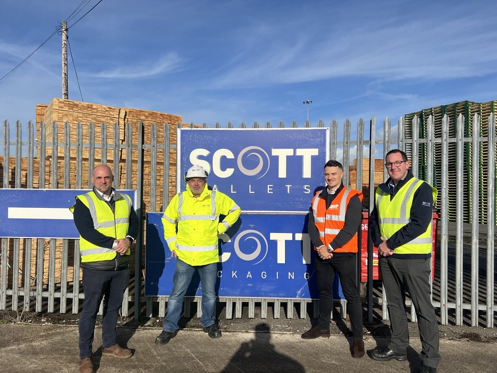 abports21's tweet photo. News Release: Port of #Barry celebrates new lease with  family-run pallet solutions business @ScottGroupLtd: 
https://t.co/6Wv26Cmjo4

#KeepingBritainTrading #ValeOfGlamorgan #SouthWales #TimberPallets #Sustainability https://t.co/n7sJAxoJqz