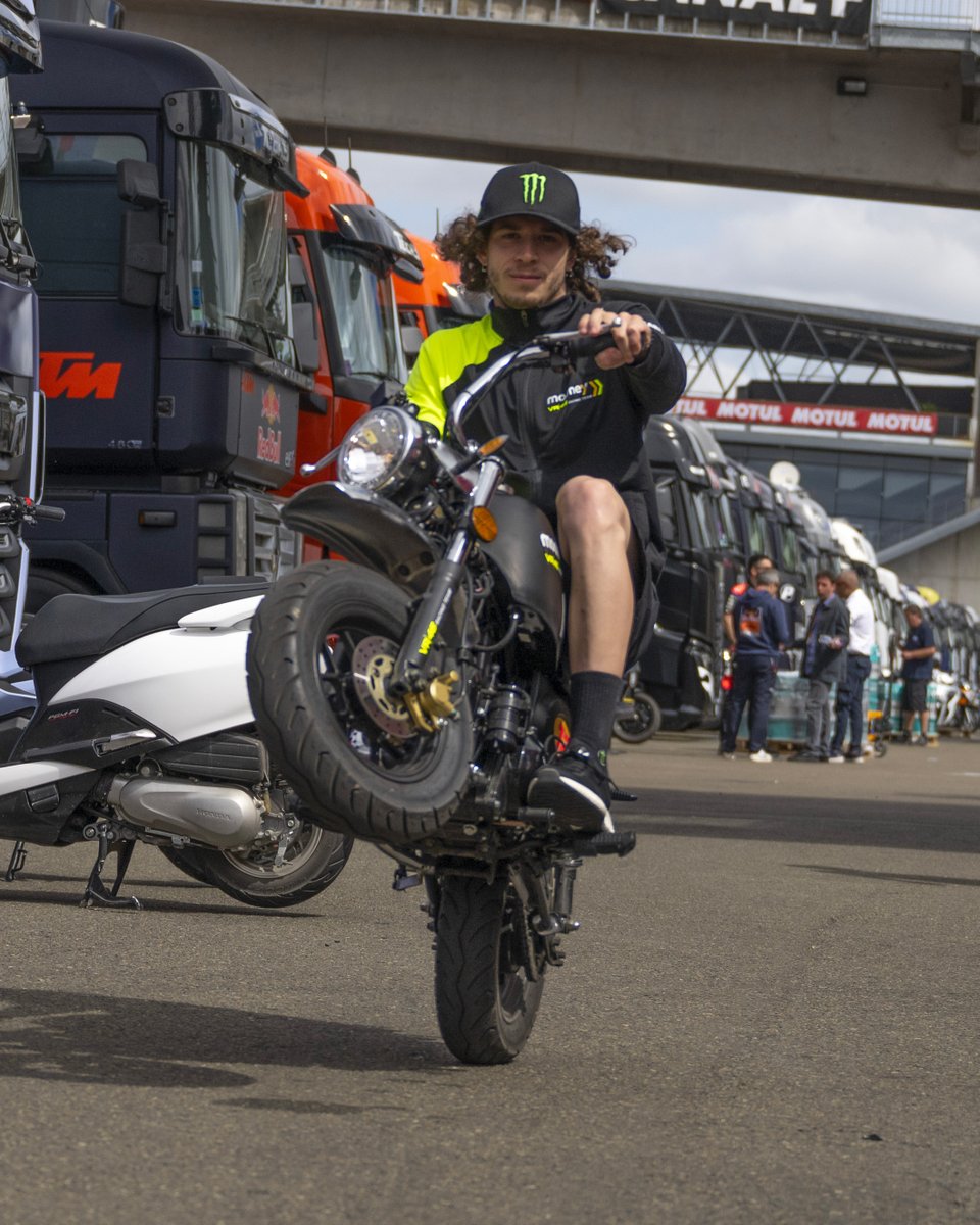 VR46RacingTeam's tweet photo. Point your front wheel up and enjoy a new #WheelieWednesaday 🥳
#MonkeyBikes #ElektraBikes #MooneyVR46RacingTeam #MotoGP https://t.co/iypflXZqtL