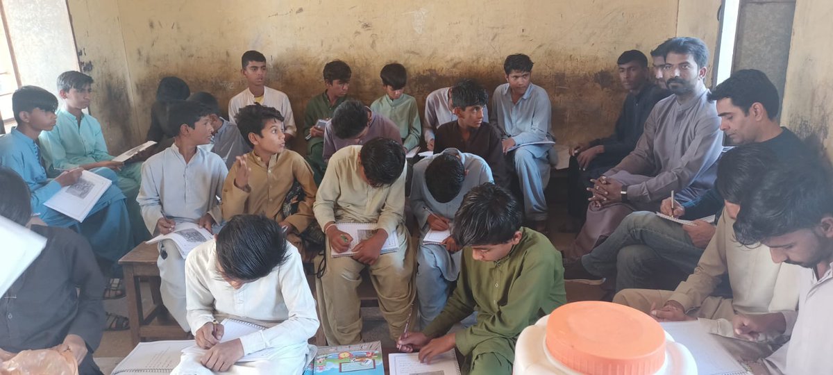 AqalJica's tweet photo. Mr @premsagarlohana PC Sindh, on #MiddleTech #NFE Centers in 4 interior #Sindh districts, interacting with stakeholders gauging learner interest & parental perception about Middletech with majority supportive of #skillintegration as most useful. https://t.co/Zdm1kg5gxB