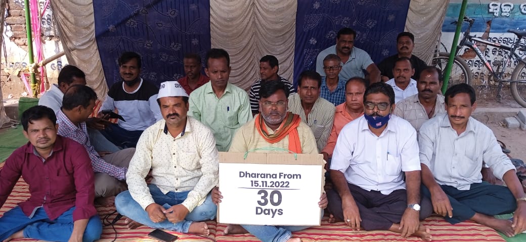 LaxmipandaKld's tweet photo. 30days long protest by the displaced shopkeepers union, Bhawanipatna in front of Bhawanipatna Municipality, Kalahandi Dist. @KldUlb_Bhpatna @KldSC_BhPatna @DmKalahandi Kindly resolve the issue @pradiptanaikbjp @SujeetKOfficial @basantpandabjp @MoSarkar5T @SecyChief @CMO_Odisha https://t.co/9wNFHITEYn