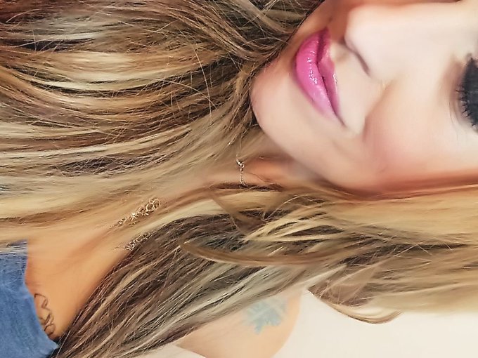 I'm online right now on Skyprivate - pay-per-minute system for Skype live shows. Call me right now in