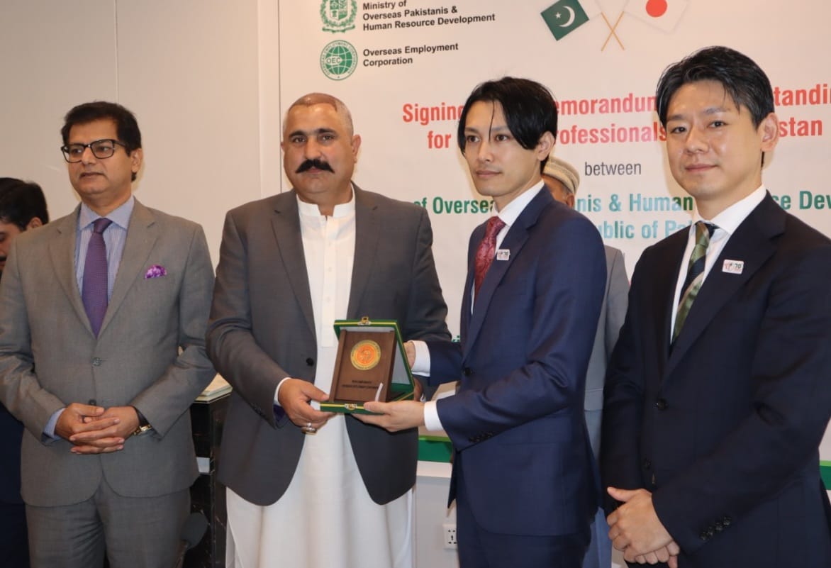 OEC_Pakistan's tweet photo. Federal minister for OP&amp;HRD presides over MoU signing ceremony between +W a Japanese HR company for the hiring of IT professionals and Overseas Employment Corporation the only public sector entity for emigration promotion for Pakistani intending workers abroad. https://t.co/Y1QGDfU1AW