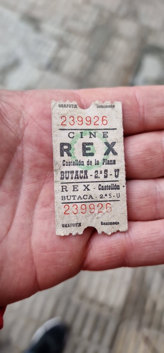 DavidAgusta's tweet photo. Me lo acabo de encontrar en el suelo.#Castelló #Cine #viejuno https://t.co/vA9EfS0bR3