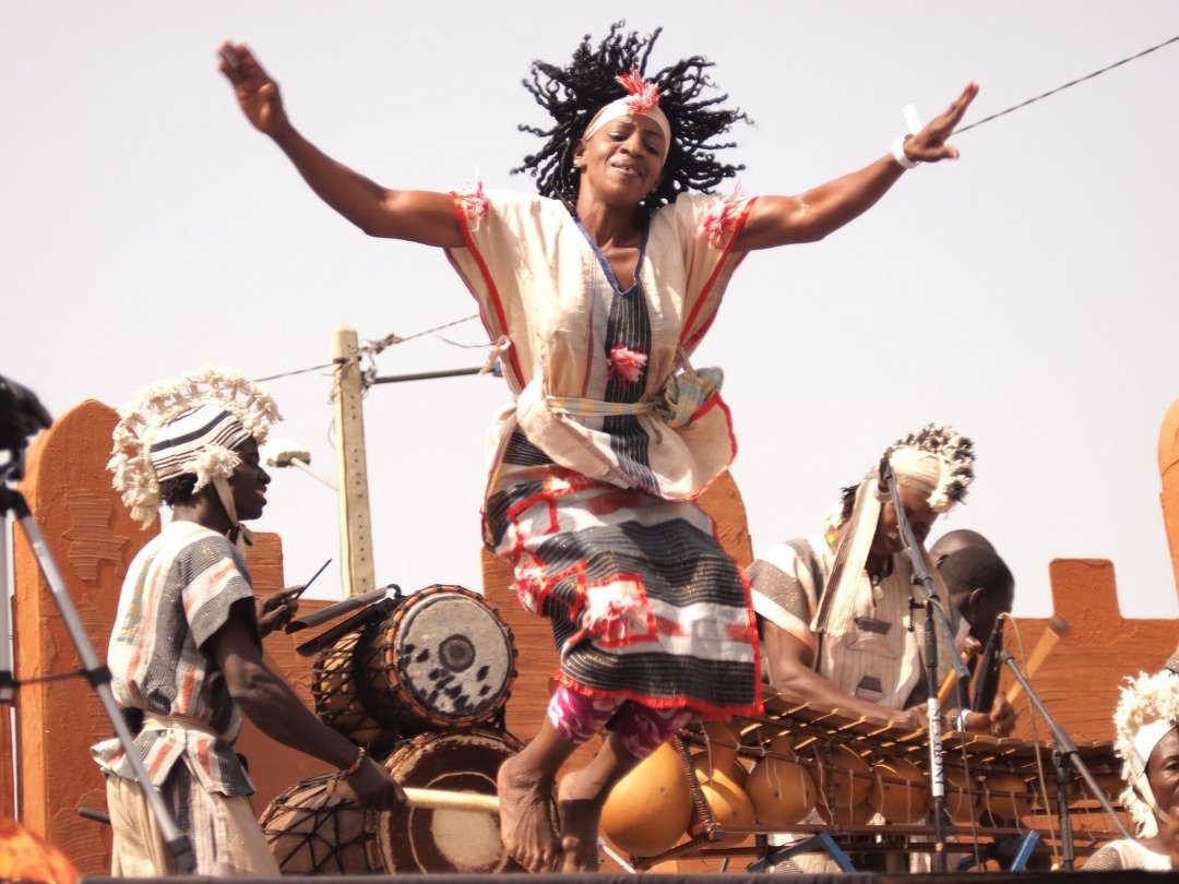 EliteMali's tweet photo. La "#Diatiguiya" et la "#Maaya"...des valeurs qui tiennent notre #MALIBA  

La "Diatiguiya" et la "Maaya" symbolisent l’ensemble des valeurs de savoir-vivre, d’hospitalité et de convivialité au Mali.
Offrir l’hospitalité est un devoir au Mali
👇👇👇 https://t.co/gAql2Jz1gC