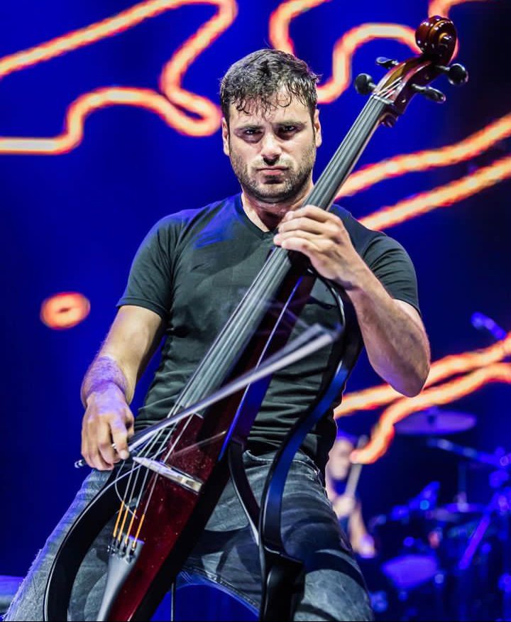 heeishauser's tweet image. King of romance 💖🌹
King of cello 🎻