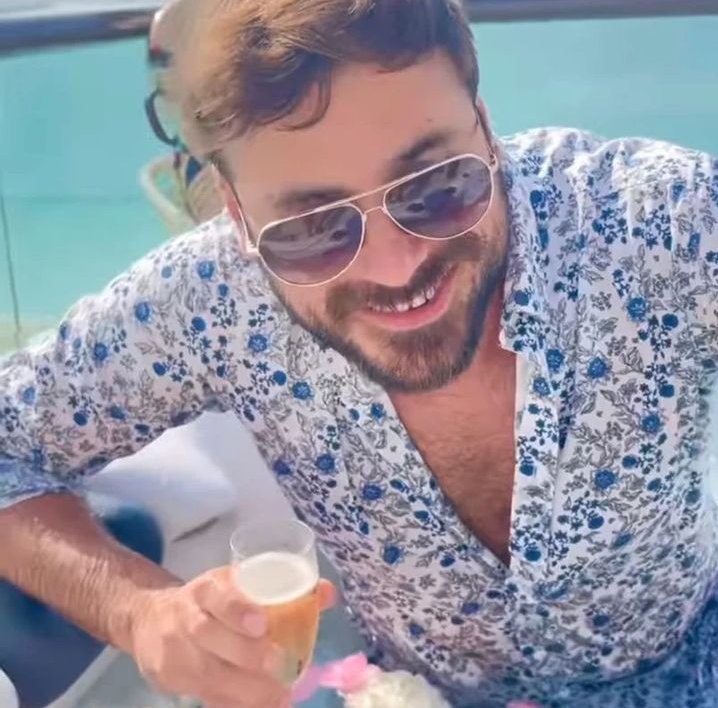 heeishauser's tweet image. Smile of love 💓🌹