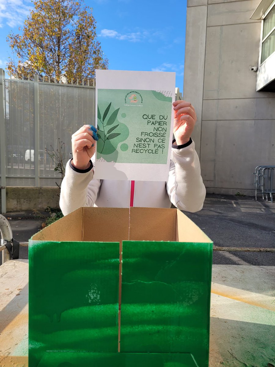 Les #écodélégués confectionnent des poubelles de #tri papier pour nos salles de classe en récupérant des boîtes de ramettes de papier de la photocopieuse. Les bombes de peinture sont elles-mêmes récupérées d’un ancien atelier. <a href="/Hannarym/">Rym Nouri</a> @edd_versailles <a href="/Agenda2030FR/">Agenda 2030 France</a> <a href="/ClgEdouard/">Clg Edouard Vaillant</a>