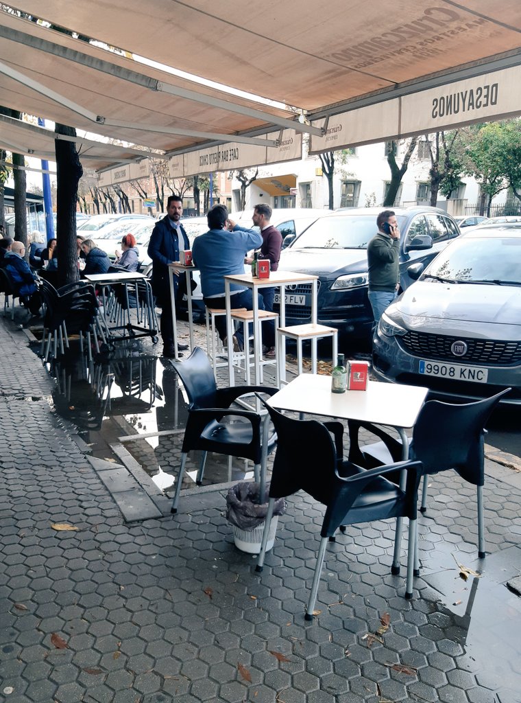 alberto_bot_bue's tweet photo. A esto no hay derecho Avda de la Raza N1 @Ayto_Sevilla @urbanismosev #UrbanismoSevilla @LipasamSevilla 
No poder poner 3 mess en la terraza de mi bar porque el gran charco no nos deja y hace 8 meses que vinieron a medir para arreglarlo. #soluciónya https://t.co/pUpIaA4Myi
