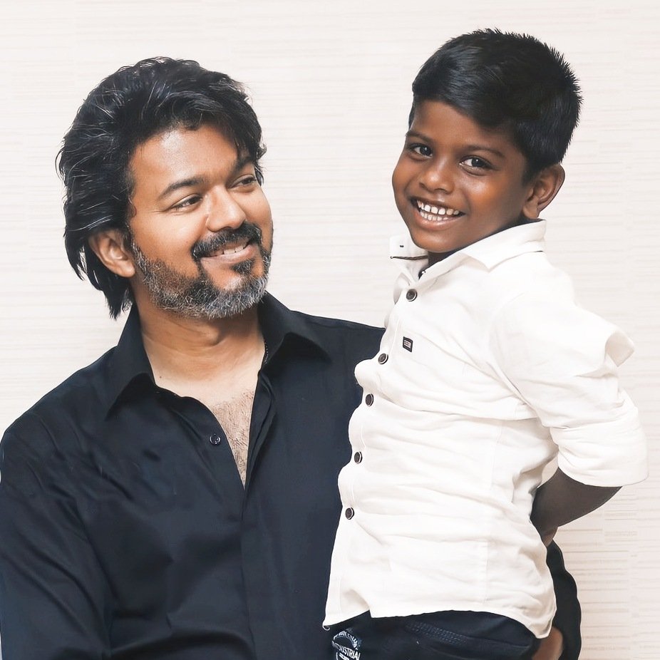 OTFC_Off's tweet photo. Generation changes, but the amount of love among people towards him never :) Thalapathy Vijay 🖤✨🤌🏻

#Varisu @actorvijay https://t.co/x2z4rfR1Su