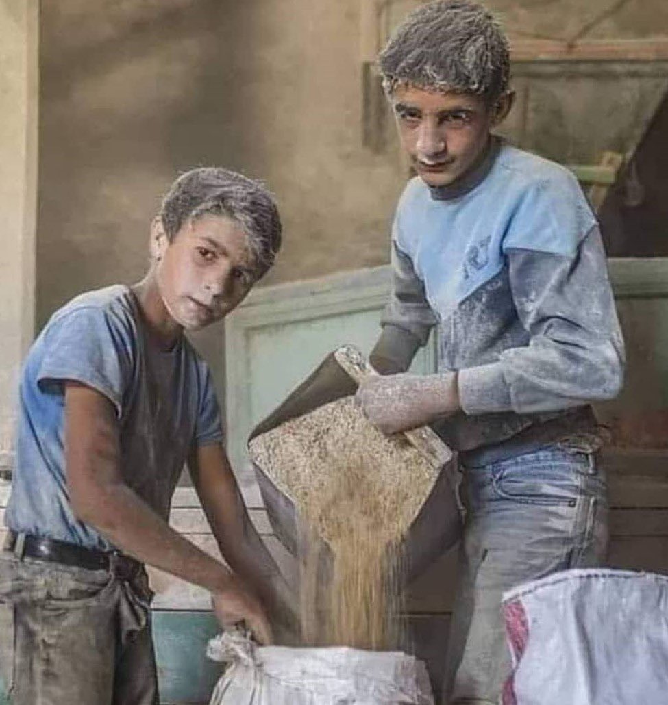 Ne diyordu değirmenci dayı ;
"Bu nasıl çark ulan!
Buğday bizim, ezilen biziz
Un olan biz, aç kalan biziz
Kim bu doymak bilmeyen soysuz?"