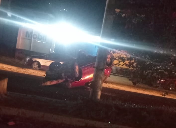 rioaxaca's tweet photo. #AlertaVial Se registra fuerte accidente en el crucero de Brenamiel #Oaxaca @PolVial_GobOax https://t.co/8zNiSRUzHT