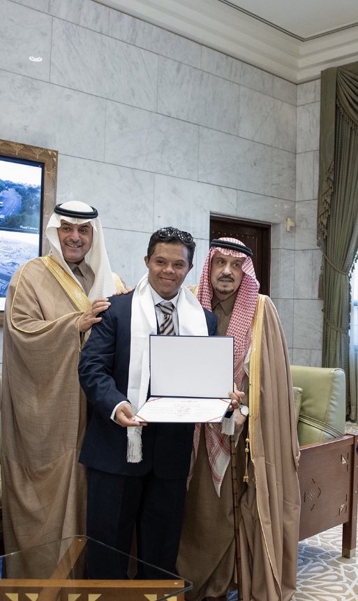 mhehsan's tweet photo. صاحب السمو الملكي الأمير فيصل بن بندر بن عبد العزيز أمير منطقة ورئيس مجلس إدارة المعهد العالي للسياحة والضيافة 
أ.ماجد الحكير وتخريج اول دفعة من ذي الاعاقة في مجال التدريب الفندقي بالتعاون مع المعهد العالي للسياحة والضيافة.. https://t.co/b9FH2stLa2
