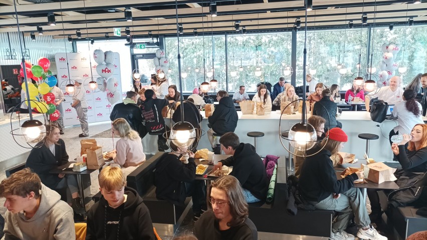 zachodni's tweet photo. Pierwsza w Katowicach restauracja MAX Premium Burgers. Tłumy na wielkim otwarciu lokalu. Zobaczcie ZDJĘCIA
#MAXPremium #Katowice #otwarcie
https://t.co/w5afxCcENo https://t.co/Lh8tE0lWUH