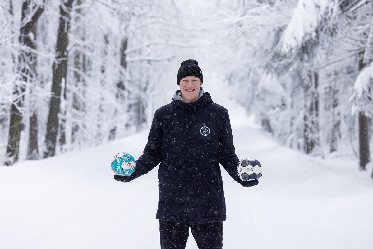kielcehandball's tweet photo. Dla prawdziwego 🇸🇪 Szweda zima nie straszna! ❄️
Elliot zwiedza świętokrzyskie i właśnie odwiedził klasztor na Św. Krzyżu.

👀📸 Zobaczcie tylko te zdjęcia, a nie będziemy musieli Was dodatkowo zachęcać, abyście odwiedzili to wyjątkowe miejsce! 🤩

@SwietokrzyskiUM https://t.co/CmMFK1dIkl
