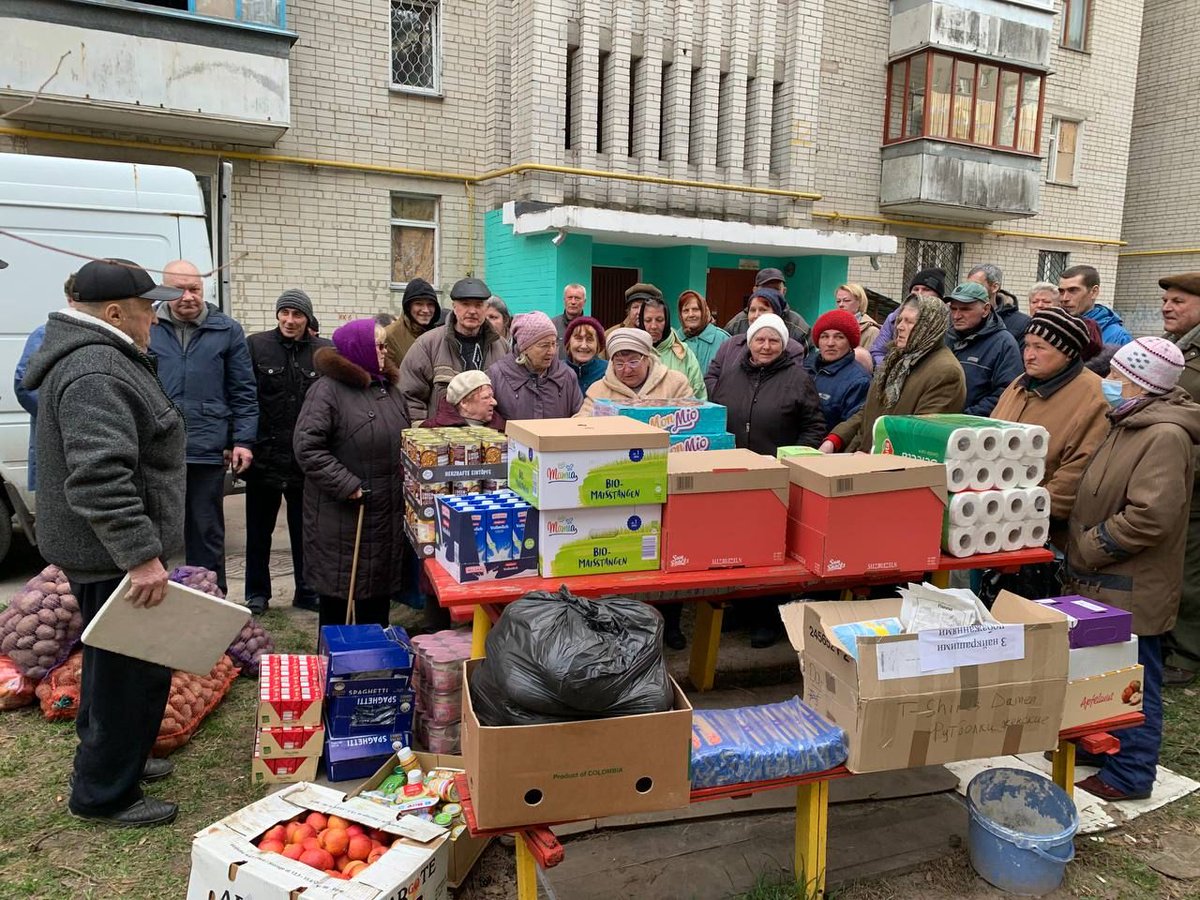 In der #Ukraine evakuieren wir vulnerable Personen aus umkämpften Gebieten &amp; betreiben gemeinsam mit Partnerorganisationen ein großes Umschlaglager, um Bedürfte mit #Hilfsgütern zu versorgen. Ab Montag ist unser Gründer Serkan Eren erneut selbst für einen Hilfseinsatz vor Ort.