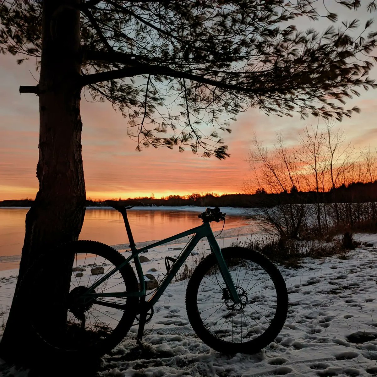 speedriverbike's tweet photo. Perfect morning for a ride 😁

Studs aren't necessary, but were appreciated.
Hot Tea w/ honey was necessary, but forgotten.

As always, worth it.

#theseasonneverends #speedriverbicycle #cyclingphotos #cyclinglife #gorba #wintercycling #winterloop #mtb #bikes #cycling https://t.co/RLvKhHceGF