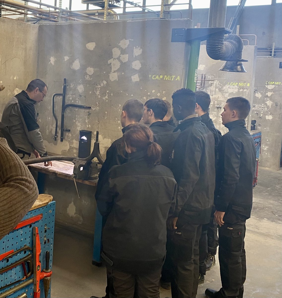 Adok (@my_adok) on Twitter photo "Ah mais la table est tactile? C'est trop stylé !" Adok validé par la #genz 💪
Adok c'est le double effet kisscool : accédez à vos outils digitaux dans les environnements les plus rugueux, et captivez votre auditoire 😎
<a href="/CfaBtp/">BTP CFA Marne</a>
#BTP #bim #technologie #formationpro "Ah mais la table est tactile? C'est trop stylé !" Adok validé par la #genz 💪
Adok c'est le double effet kisscool : accédez à vos outils digitaux dans les environnements les plus rugueux, et captivez votre auditoire 😎
<a href="/CfaBtp/">BTP CFA Marne</a>
#BTP #bim #technologie #formationpro