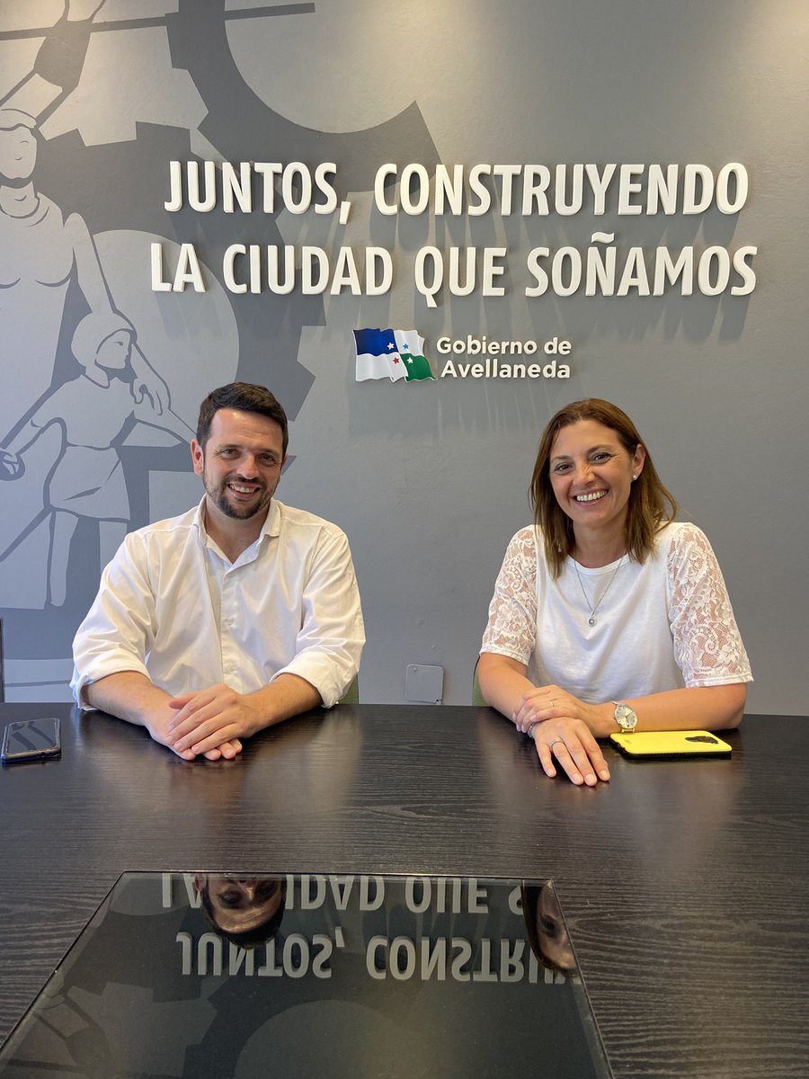 BetinaFlorito's tweet photo. Visitamos a @Gonza_Braidot , Intendente de Avellaneda para conversar sobre la situación de  Vicentín. Además compartimos la necesidad de resolver la crisis de los productores agropecuarios por la sequía. Con la mirada de construir un espacio juntos rumbo al 2023

#ideasclaras https://t.co/t1L2L4eMjY