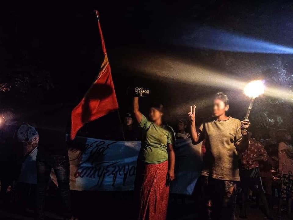 Khithitofficial's tweet photo. လောင်းလုံးတွင် အကြမ်းဖက် စစ်တပ် တော်လှန်ရေး ဒေသခံ ပြည်သူများ ညသပိတ် ပြုလုပ်
read more-> https://t.co/DCQvJkJYat https://t.co/NInDU6ePxE