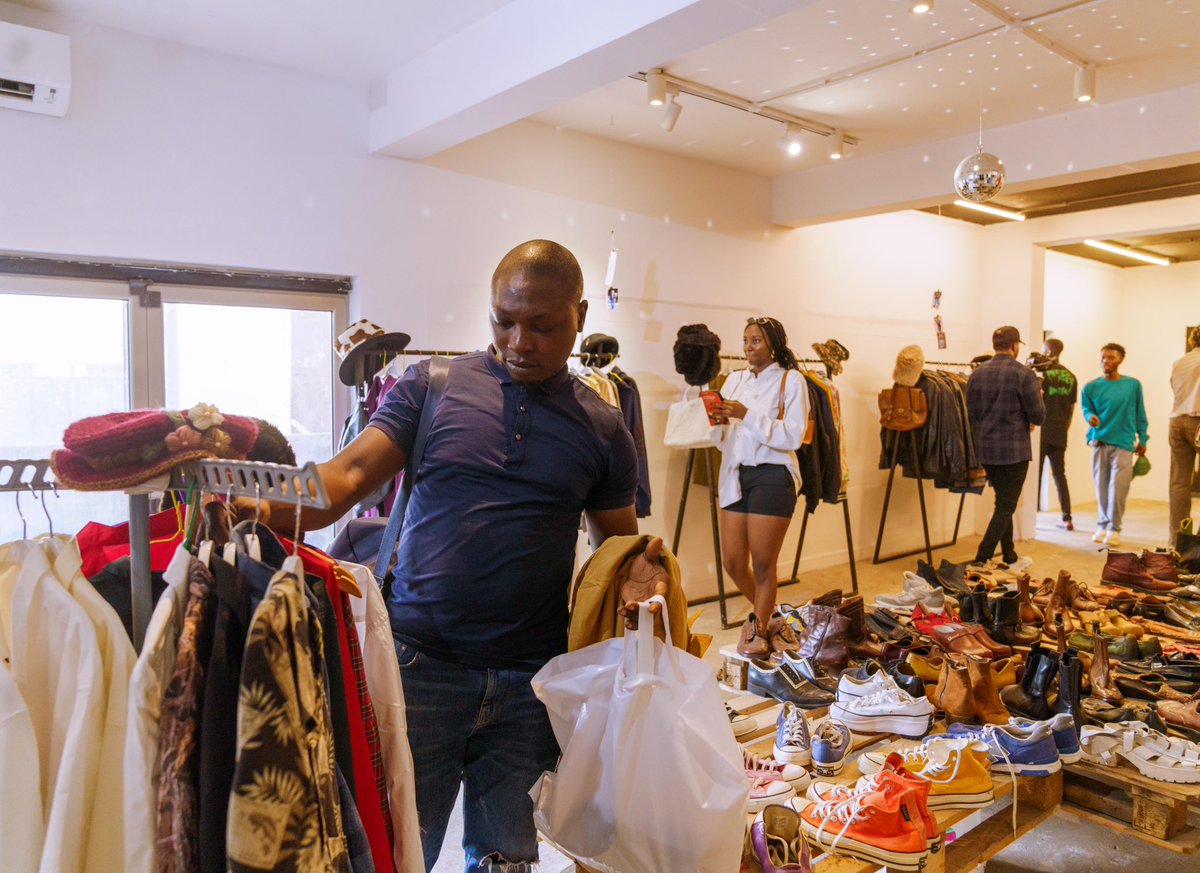 COLLECT PAYMENT SEAMLESSLY IN YOUR STORE(S): 

Many people shop heavily during this   Holiday season, which is why easy and quick payment is very important to your customers. 

Kwiksell is what you need, simply send a DM now to get your free POS.

#TheBetterWayToSell #Kwiksell