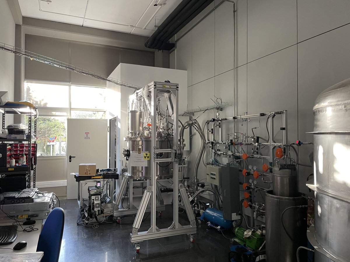 PetaloThe's tweet photo. We are back after a while, with some news! First of all, we moved to a new lab, with more space and light! Here you can see a couple of pics of the new installation. https://t.co/oTTmwUX8AX