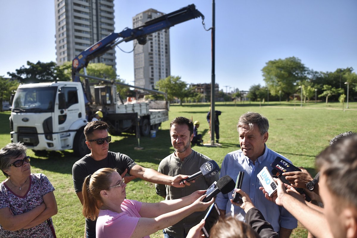 _SantaFeCapital's tweet photo. #ParqueFederal | Más y mejor iluminación 🌳
💡 El intendente @emiliojaton recorrió los trabajos de iluminación que se están realizando en el Parque. Estos incluyen la reposición de luminarias y la colocación de nuevas columnas y luces.
Conocé más acá👉 https://t.co/9MoxzFLuP4 https://t.co/FmtEBK1H99