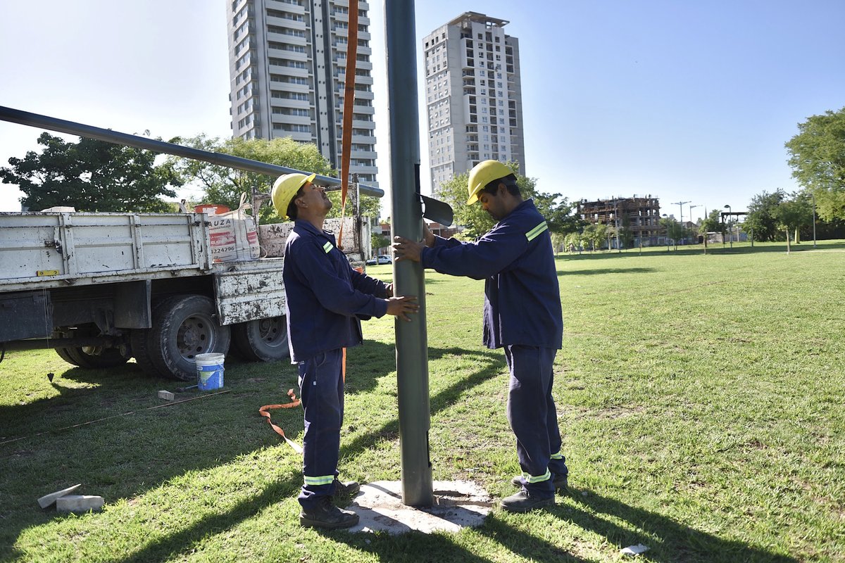 _SantaFeCapital's tweet photo. #ParqueFederal | Más y mejor iluminación 🌳
💡 El intendente @emiliojaton recorrió los trabajos de iluminación que se están realizando en el Parque. Estos incluyen la reposición de luminarias y la colocación de nuevas columnas y luces.
Conocé más acá👉 https://t.co/9MoxzFLuP4 https://t.co/FmtEBK1H99