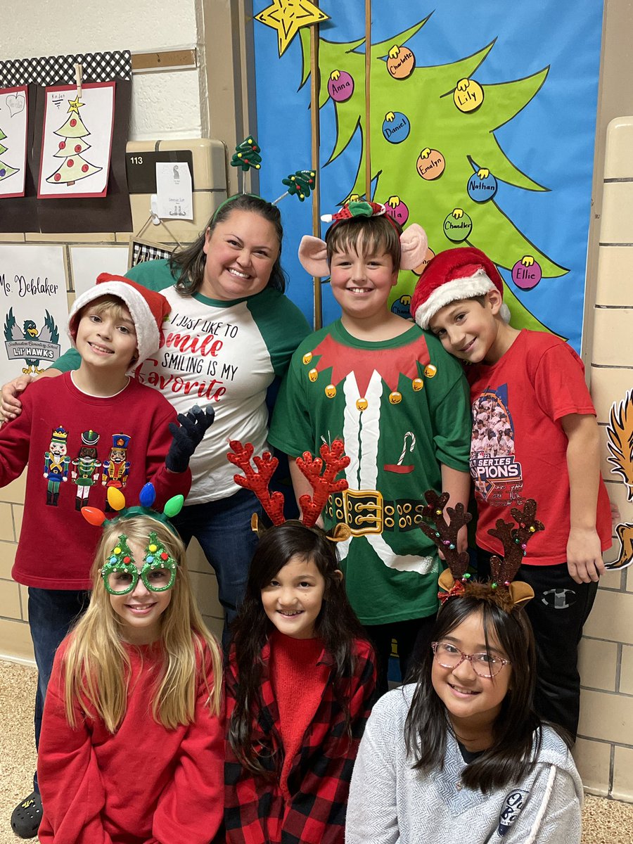 SEELilHawks's tweet photo. Mrs.  Businda’s class is always spreading holiday cheer this time of year! https://t.co/vlDd8dh85U