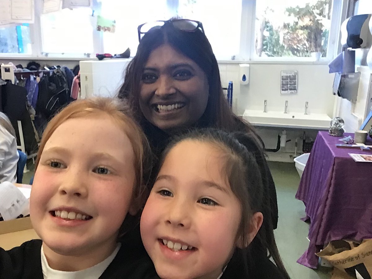 JacintaSCOS's tweet photo. Of course we couldn’t resist an opportunity to take a selfie! #StCaths https://t.co/GiRj2yz7Zm