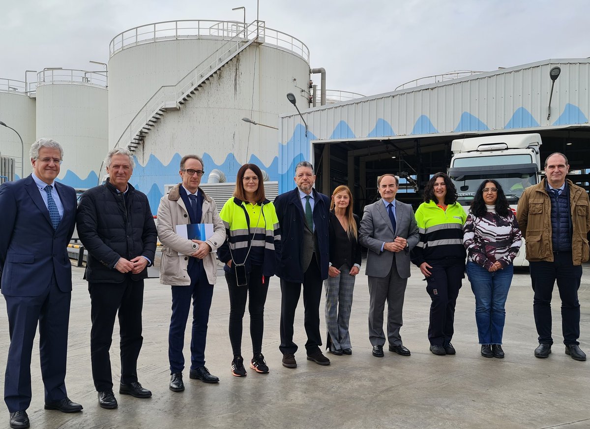 PuertoAlgeciras's tweet photo. ♻️ #Sertego (Grupo Urbaser) se adhiere a la #EstrategiaVerde de la Autoridad Portuaria. La planta de tratamiento de residuos Marpol de #Algeciras, ejemplo de economía circular, trabaja en nuevos compromisos medioambientales como: https://t.co/Ywc4JRhQ1Q