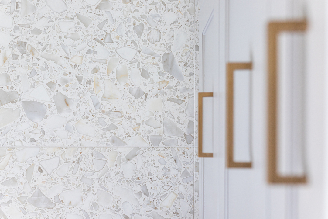 Not quite over these @taniablakephotography detail shots of this master bathroom yet! This one captures the perfectly coordinated floor tile, vanity cabinet colour and hardware! 🤍🤎
.​​​​​​​​
.​​​​​​​​
.​​​​​​​​
Photography by
