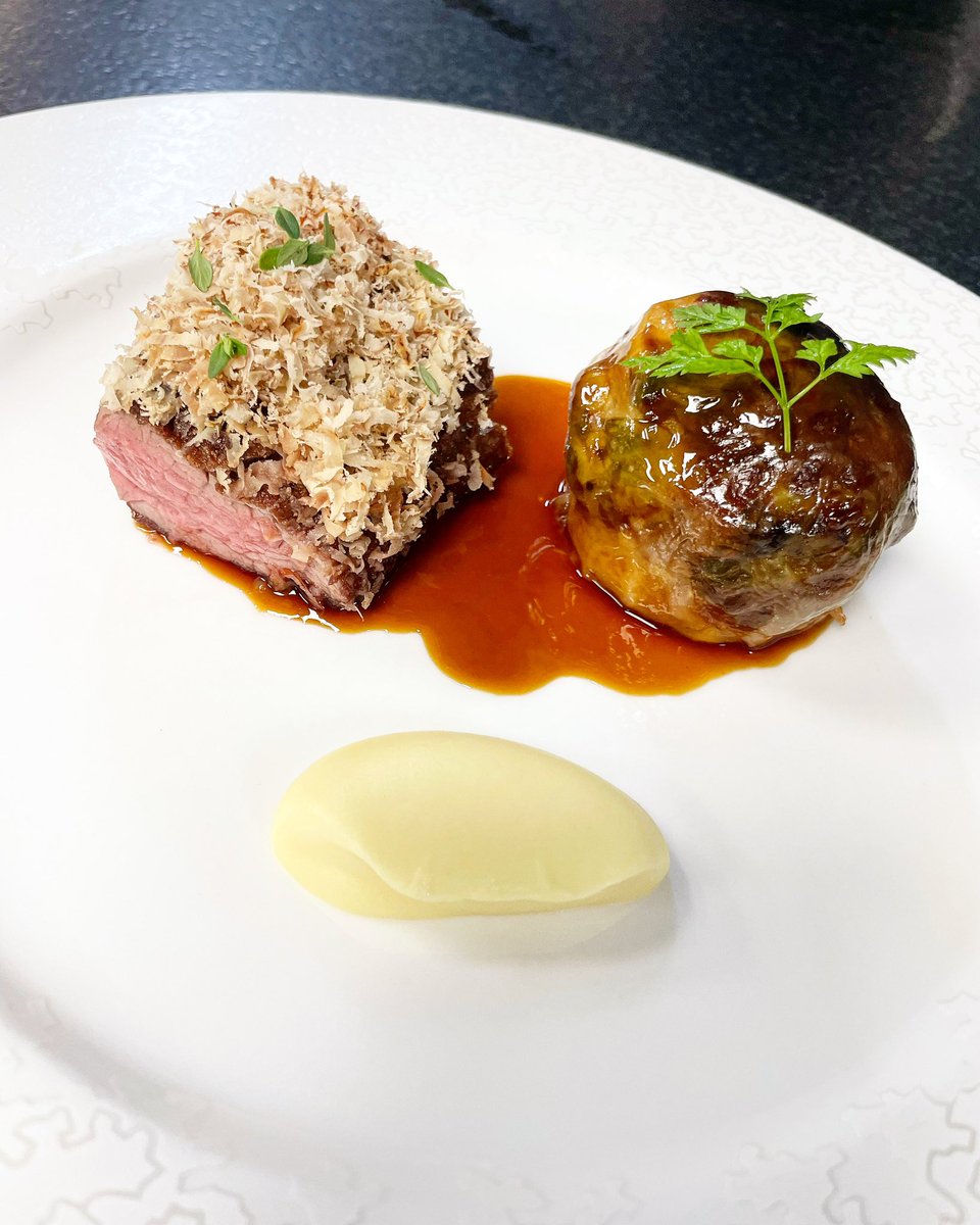 Joining us for our Christmas Set Lunch? Feast your eyes upon this 👀 

30 Day Dry Aged Beef with Parsnip Purée, Brussels Sprouts, Bacon and Chestnuts 🥩 🥓 🥬 🌰 #SetLunch #Christmas #Menu #Festive